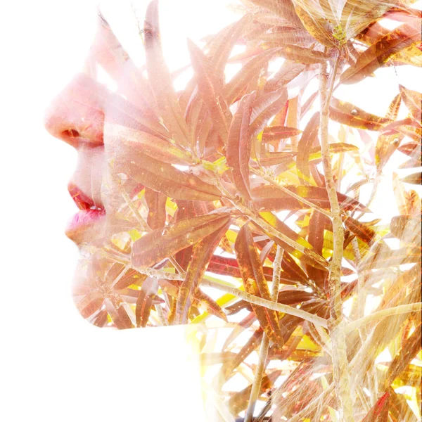 Doppelbelichtung des Profils einer natürlichen blonden Schönheit kombiniert mit — Stockfoto