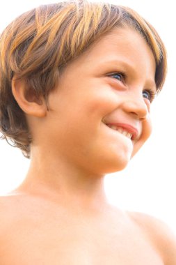 Beyaz üzerinde büyük bir gülümseme ile mutlu bir genç çocuğun profil portresi