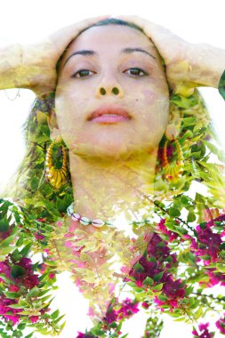 Elleri ile güzel bir egzotik kadının çift pozlama portre 