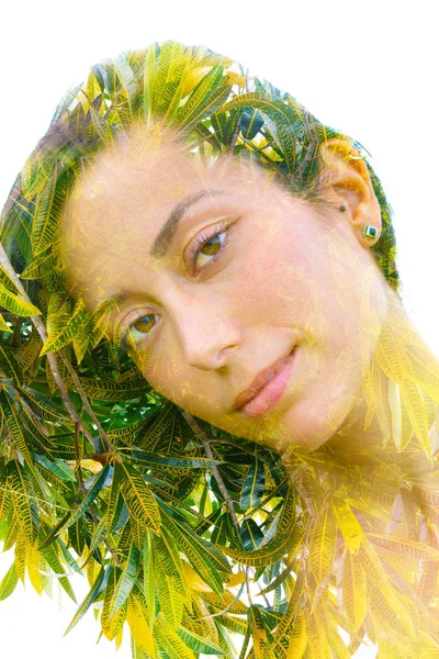 Dubbele belichting close-up portret van een jonge mooie vrouw interw — Stockfoto