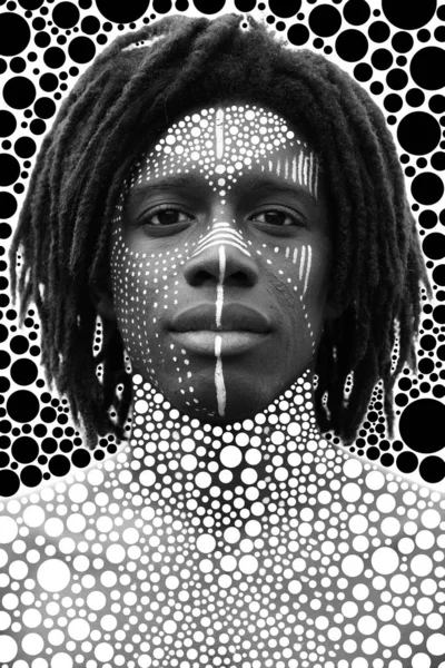 Portret van een jonge Afrikaanse man met dreadlocks en traditionele gezichtsverf recht in de camera kijkend — Stockfoto