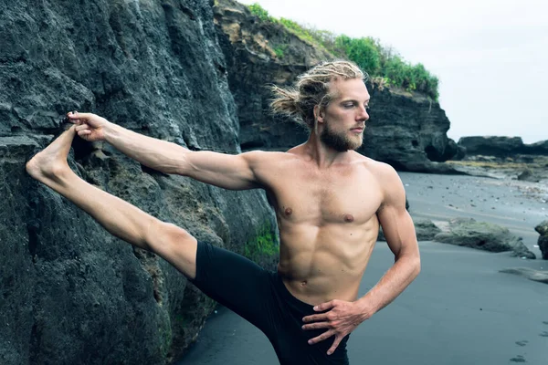 Sportler übt Yoga im Freien Foto — Stockfoto