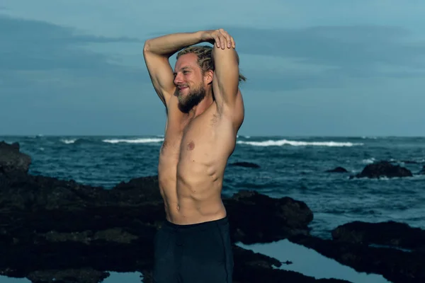 Sportowiec ćwiczący fotografię na świeżym powietrzu — Zdjęcie stockowe