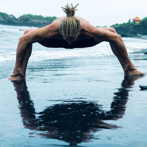 Homem atleta praticando em uma praia — Fotografia de Stock