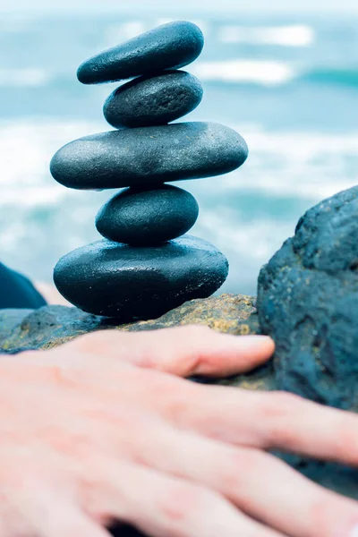 Balansera stenar arrangerade i en pyramidform — Stockfoto