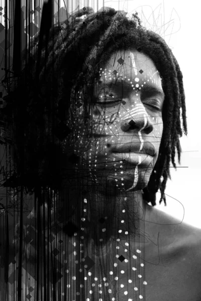 Porträt eines jungen Afrikaners mit geschlossenen Augen und traditioneller Gesichtsbemalung im Dreiviertelwinkel — Stockfoto