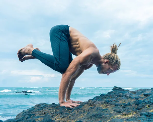 Atleet man oefenen op een strand — Stockfoto