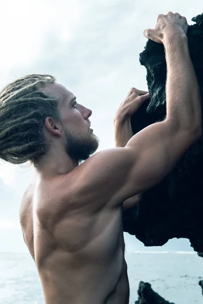 Atleet man oefenen op een strand — Stockfoto