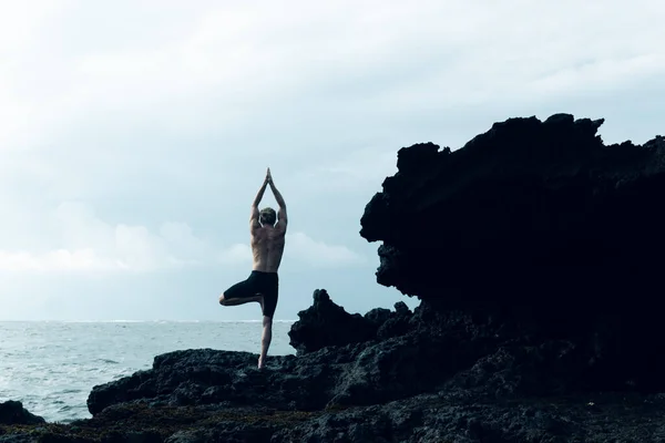 Athlete man practicing yoga outdoors photograph — Stock Photo, Image