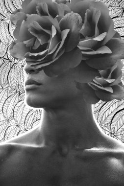 Formda, göğsü açık, siyah saçlı, siyah beyaz güçlü özellikleri olan bir adamın portresi.