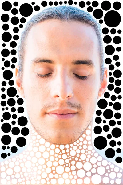 Πορτρέτο του σέξι γυμνό-chested άνθρωπος με κλειστά μάτια, δαχτυλίδι μύτη και τα μαλλιά δεμένα πίσω — Φωτογραφία Αρχείου