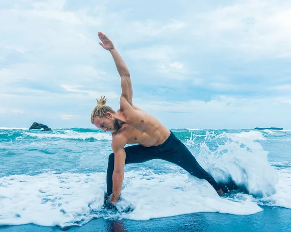 Atleet man oefenen op een strand — Stockfoto