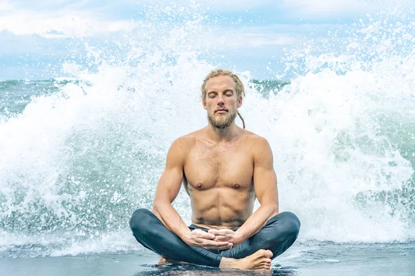 Athlete man practicing outdoors on a beach — Stock Photo, Image