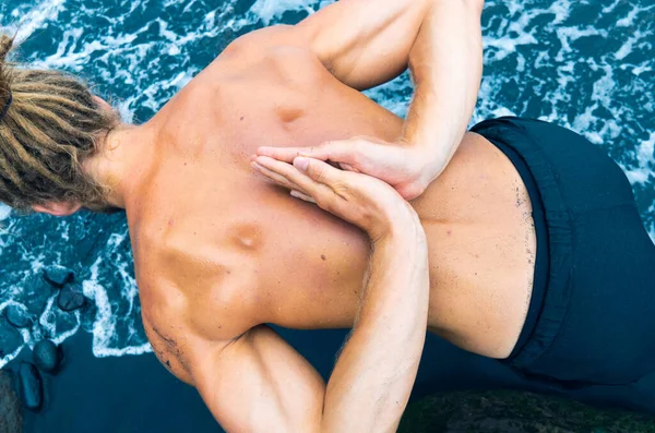 Athlète homme pratiquant sur une plage — Photo