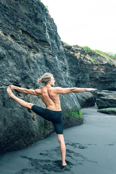 Homem atleta praticando em uma rocha — Fotografia de Stock