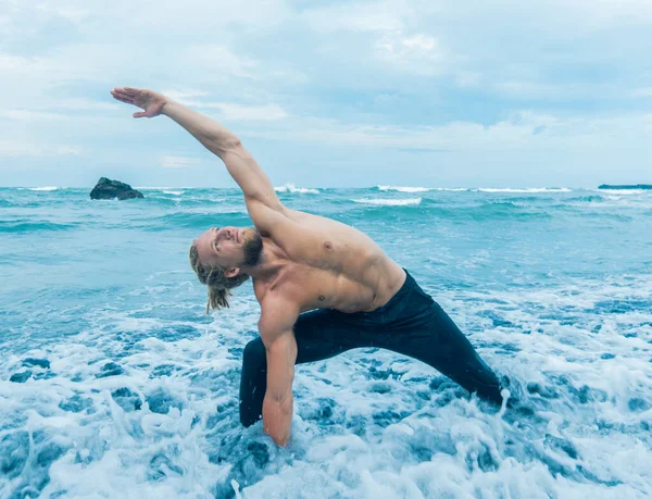 Atleet man oefenen op een strand kust — Stockfoto
