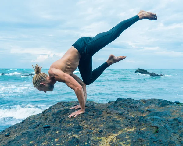 Athlete man practicing on a rock — Stock Photo, Image