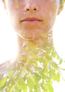 Genç kadın yapraklarla çift pozlama portresi