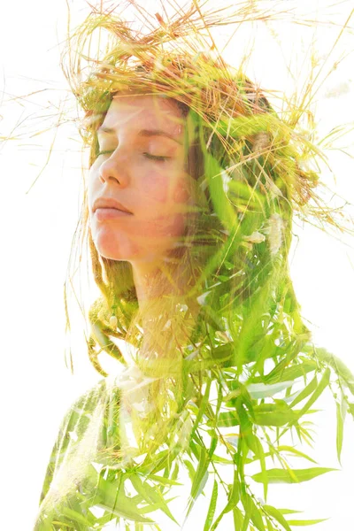 Jeune femme portrait double exposition avec des feuilles — Photo
