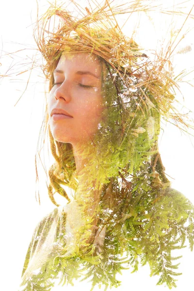 Портрет молодой женщины с листьями — стоковое фото