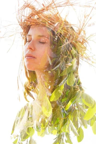 Jonge vrouw dubbele belichting portret met bladeren — Stockfoto