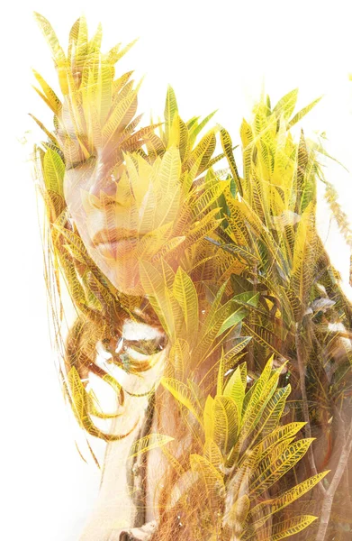 Jovem mulher dupla exposição retrato com folhas — Fotografia de Stock