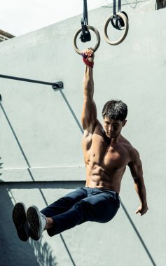 Sporcu genç adam spor yapıyor.