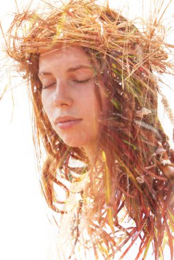 Genç kadın yapraklarla çift pozlama portresi