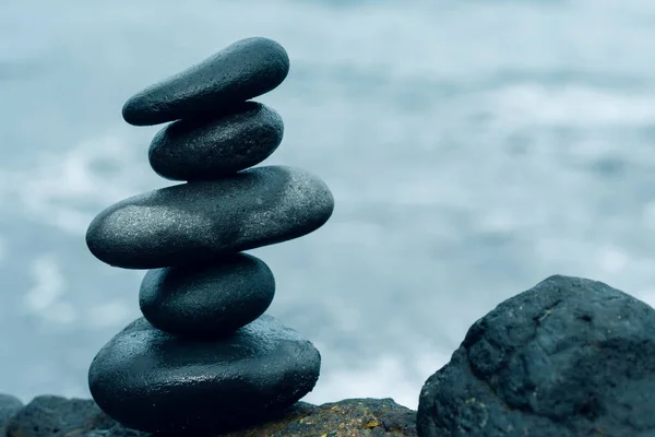 Balancing stones arranged in a pyramid shape — Stock Photo, Image