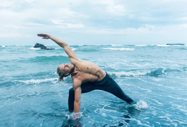 Athlete man practicing on a beach shore — Stock Photo, Image