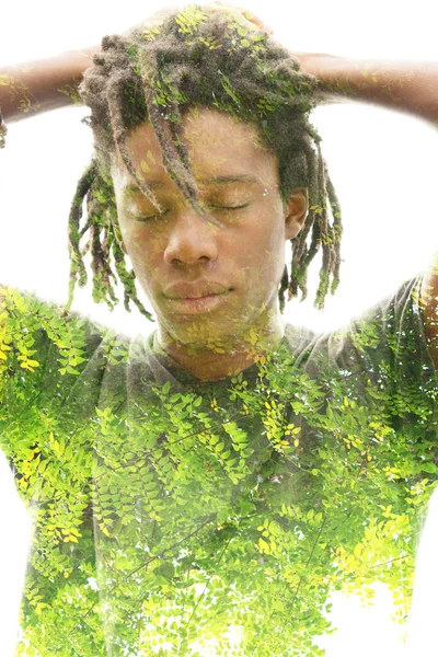 Портрет молодого человека с листьями — стоковое фото