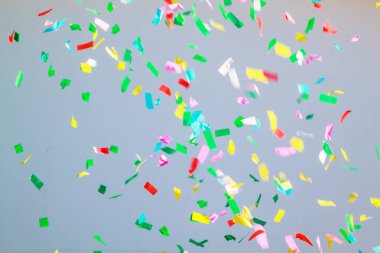 gri bir arka plan üzerinde renkli konfeti