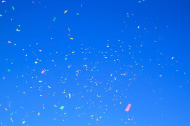 Açık mavi gökyüzü arka plan üzerinde renkli konfeti. tatil zemin kavramı