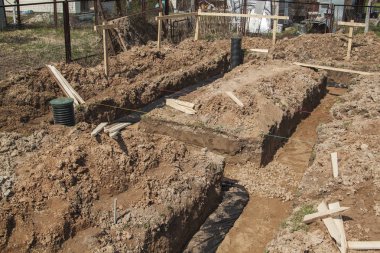 görünümü de su inşaat evin altında bir siteden kaldırılması için muayene ve drenaj boruları