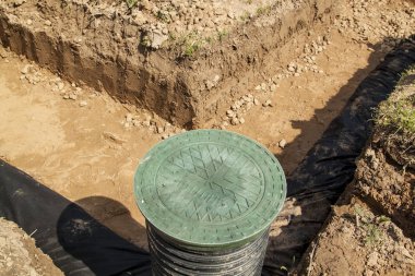 görünümü de su inşaat evin altında bir siteden kaldırılması için muayene ve drenaj boruları