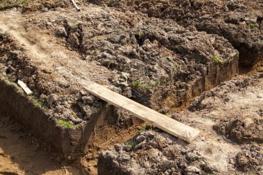 açı açmanın el ile Vakfın altında veya drenaj ve bir ip düzgünlüğünü için çizilmiş çizgiler yerleştirmeye ilişkin kazdık