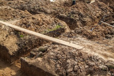 açı açmanın el ile Vakfın altında veya drenaj ve bir ip düzgünlüğünü için çizilmiş çizgiler yerleştirmeye ilişkin kazdık