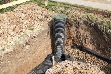 Drenaj boruları ve denetim de su inşaat evin altında bir siteden kaldırılması için