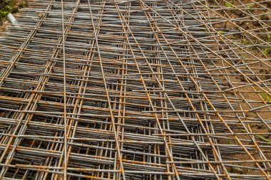 Betonarme traversler çelik kafes yığını