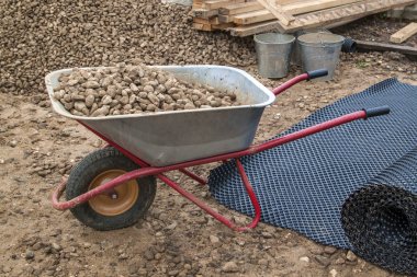 görüntülemek moloz yığınları ve onlarla dolu bir inşaat el arabası