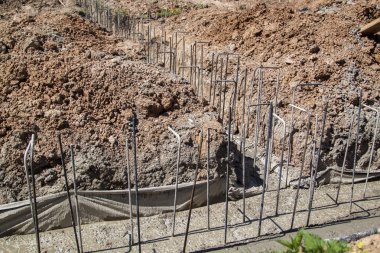 dökme çimento ile yeni bir bina ve çelik çubuklar ve filmaşin ile takviye Vakfı, ilk aşamada