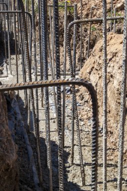 takviye beton ile metal çubuklar telle bağlı. Vakfın dökme için hazırlık
