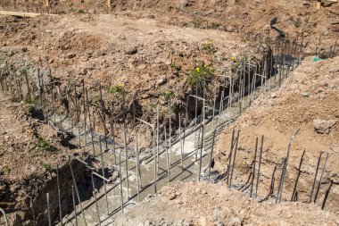 dökme çimento ile yeni bir bina ve çelik çubuklar ve filmaşin ile takviye Vakfı, ilk aşamada