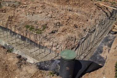 dökme çimento ile yeni bir bina ve çelik çubuklar ve filmaşin ile takviye Vakfı, ilk aşamada