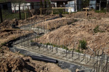 dökme çimento ile yeni bir bina ve çelik çubuklar ve filmaşin ile takviye Vakfı, ilk aşamada