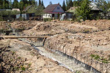 dökme çimento ile yeni bir bina ve çelik çubuklar ve filmaşin ile takviye Vakfı, ilk aşamada