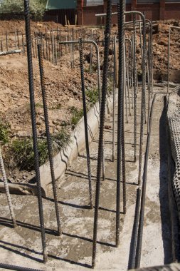 dökme çimento ile yeni bir bina ve çelik çubuklar ve filmaşin ile takviye Vakfı, ilk aşamada