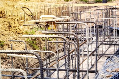 dökme çimento ile yeni bir bina ve çelik çubuklar ve filmaşin ile takviye Vakfı, ilk aşamada