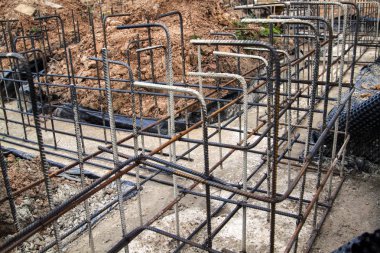 takviye beton ile metal çubuklar telle bağlı. Vakfın dökme için hazırlık