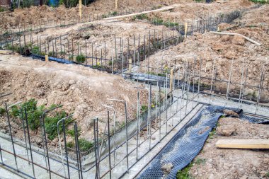 takviye beton ile metal çubuklar telle bağlı. Vakfın dökme için hazırlık